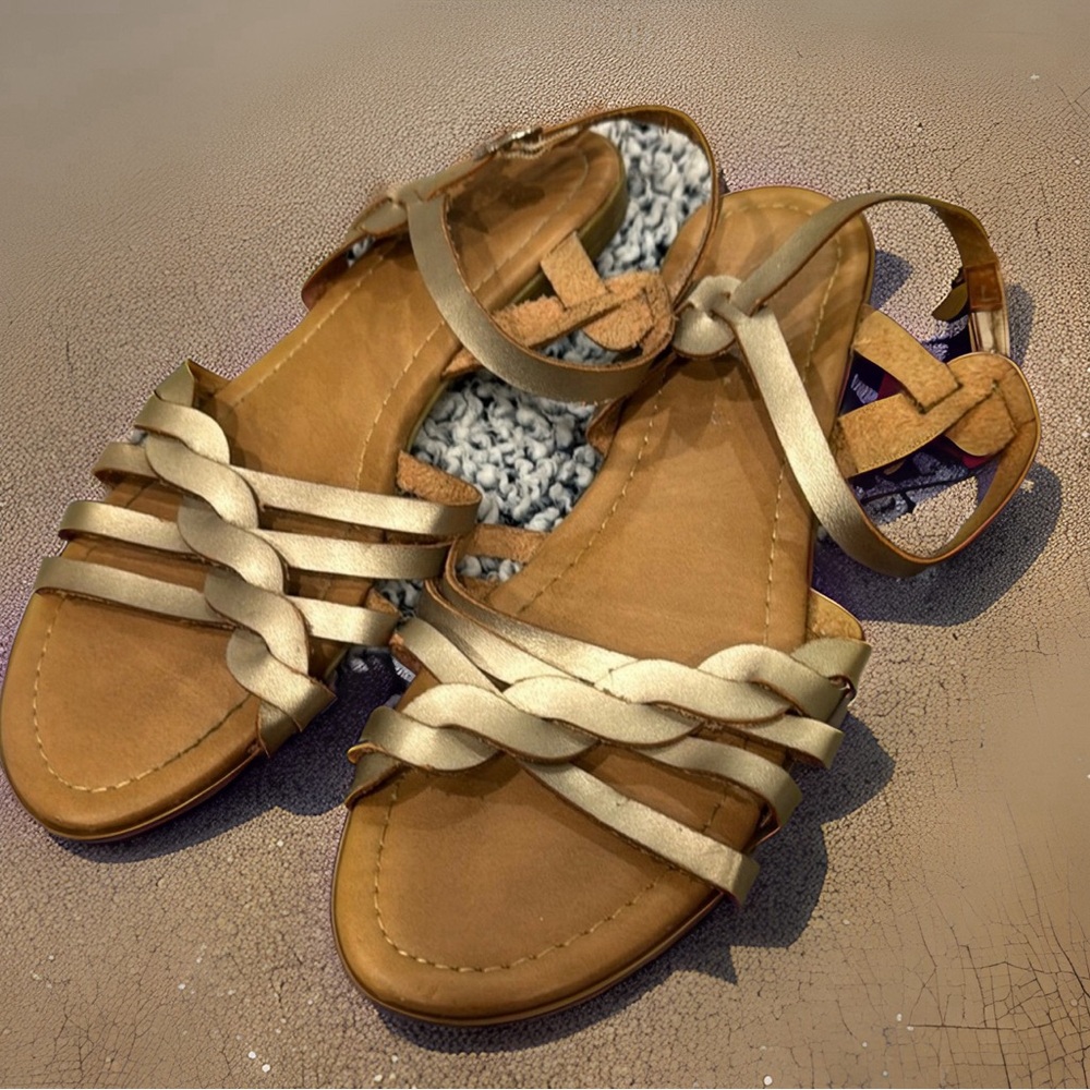 ❤️5 for $25❤️ - CL by Laundry strappy flat sandals - lightly worn